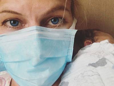 Американская ведущая после рождения сына узнала, что ее семья больна коронавирусом