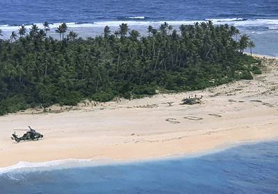 Моряков нашли на необитаемом острове благодаря огромной надписи на песке