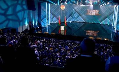 Продолжительные аплодисменты пустой трибуне. Послание Лукашенко завершилось стремительным уходом со сцены