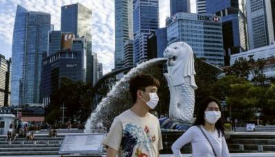 В Сингапуре туристов обязали носить трекеры на самоизоляции