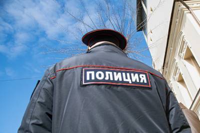 Российский полицейский возил задержанного школьника в багажнике