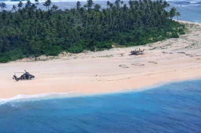 На необитаемом острове в Тихом океане благодаря надписи SOS на песке нашли пропавших моряков