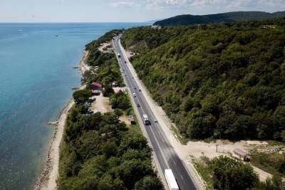 На Кубани остановили дорожные работы, чтобы туристы легко добирались до моря