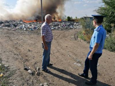 В Воронежской области шестые сутки горит мусор на полигоне отходов