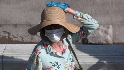 Роспотребнадзор призвал чаще менять маски в жару