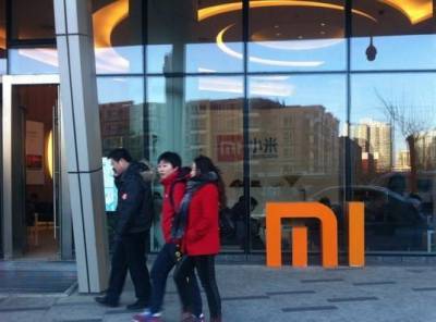 Смартфон Xiaomi с экраном Infinity-O сфотографировали в метро