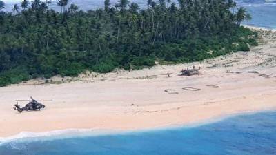 На необитаемом острове обнаружили моряков благодаря огромной надписи «SOS» на пляже (ФОТО)