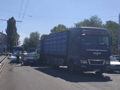 На мосту в Николаеве столкнулись грузовик MAN и Geely