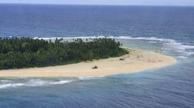 Как в кино: трех моряков нашли на необитаемом острове благодаря надписи на пляже - фото