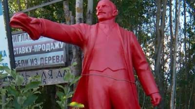 В Выборгском районе появился красный памятник Ленину
