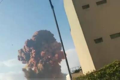 Мощный взрыв в порту Бейрута попал на видео