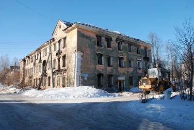 В Омске в пятиэтажном доме обрушилась кирпичная стена