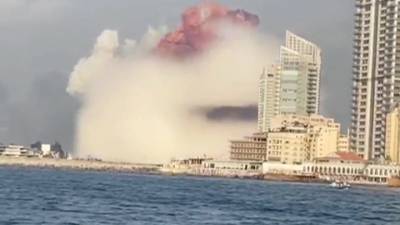 В Бейруте после мощного взрыва горит порт