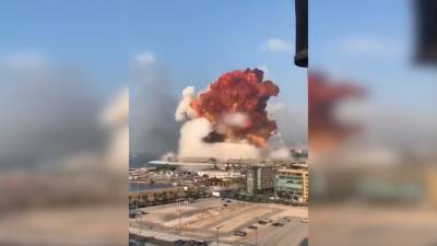 Момент мощного взрыва в порту Бейрута попал на видео