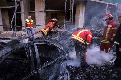 Город накрыло огромным грибом: в Бейруте прогремели мощные взрывы
