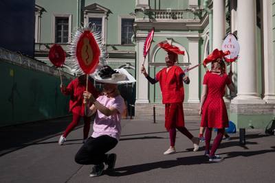 В Петербурге задержали сотрудницу «Красного креста» за участие в акции «Вульва-балет»