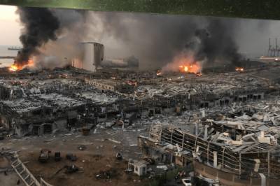 Разрушены здания и пострадали люди: в Бейруте на складе пиротехники произошло два взрыва (видео)
