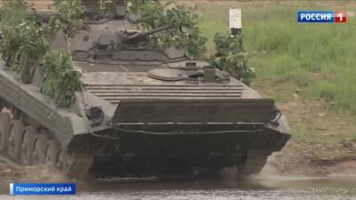 Вести. БТР, танки и БМП уходят под воду: в Приморье прошли военные учения