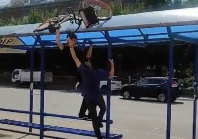 Видео: двое рязанцев закидывают прокатный велосипед на остановку