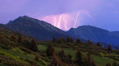 Как молнии "крушат" горы: спасатель показал впечатляющие фото