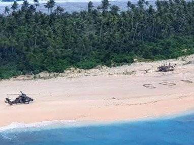 Трех мужчин спасли с необитаемого острова, благодаря гигантскому знаку SOS на песке