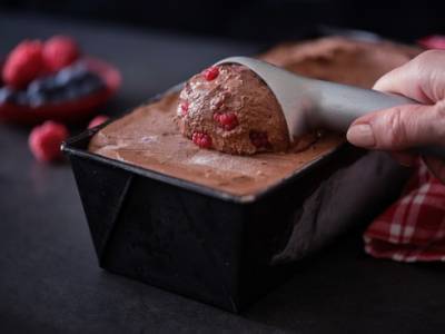 Десерт для влюбленных: домашнее шоколадное мороженое с малиной