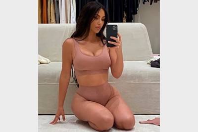 Ким Кардашьян привлекла внимание фанатов к собственному бренду кадрами в белье