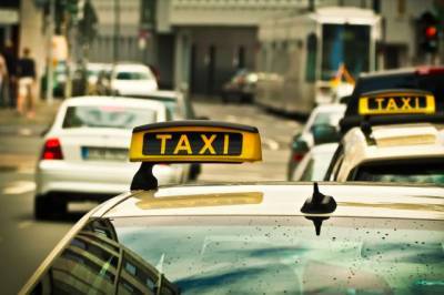 Пассажир ранил ножом водителя такси в Москве