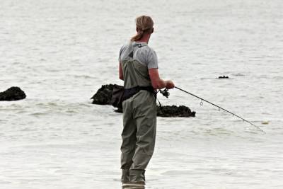 В Закарпатье рыбы утаскивают на дно рыбаков