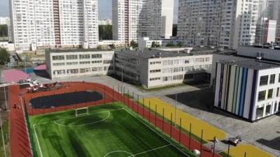 В Екатеринбурге построили новое крыло "нерезиновой школы"
