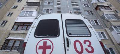 Мужчина выпал из окна многоэтажки и разбился в городе Карелии