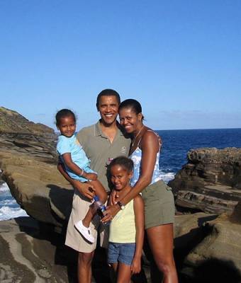 Мишель Обама поздравила мужа с днем рождения и поделилась архивной семейной фотографией