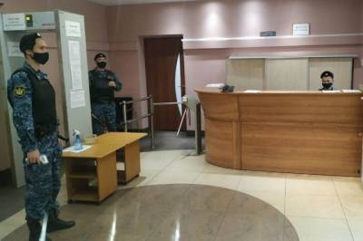 Хабаровчанин попытался пронести на судебное заседание оружие
