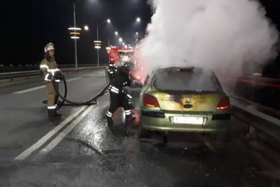 Автомобиль сгорел на мосту через реку Клязьму во Владимире
