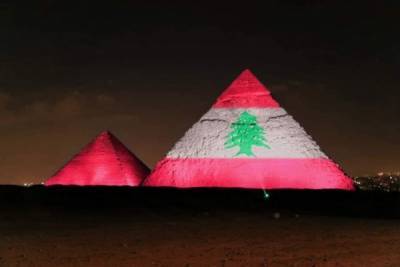 Египетские пирамиды и небоскреб Бурдж-Халифа подсветили "флагом" Ливана