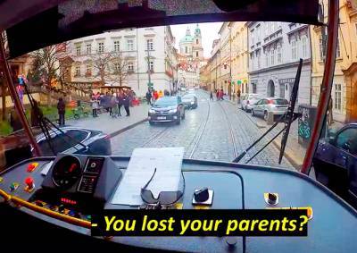 Доброе видео: водитель пражского трамвая помог потерявшемуся ребенку