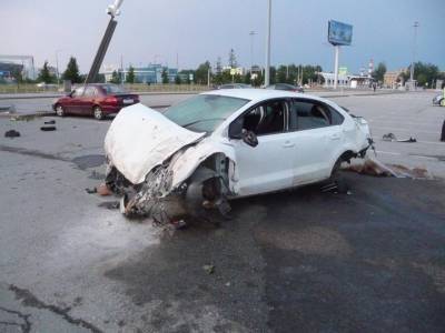 В Екатеринбурге на парковке у Кольцово автомобиль три раза перевернулся в воздухе
