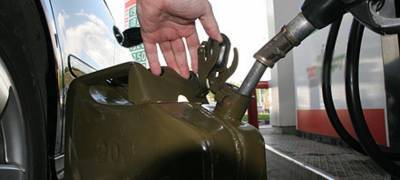 Житель Карелии помог слабому товарищу украсть канистру бензина с автозаправки