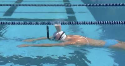 Триумфатор Олимпиады проплыла в бассейне со стаканом молока на голове