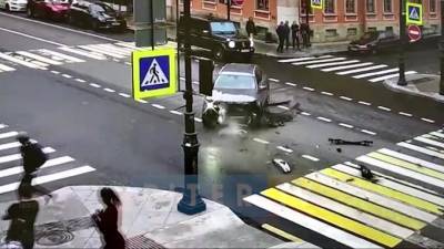 Видео: автомобиль потерял передний бампер после аварии на Петроградке