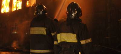 Спасатели вывели из горящего дома в Карелии двух человек