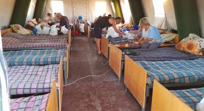 Боевики не пускают: на КПВВ "Новотроицкое" 14 человек продолжают жить в палатках (фото)