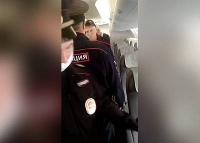 Высаженный из самолета в Барнауле пассажир угрожал звонком маме