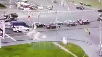 Видео: легковушка заставила другое авто дрифтовать на проезжей части и снести дорожный знак во Фрунзенском районе - piter.tv - Санкт-Петербург - р-н Фрунзенский