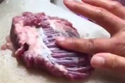 Кусок мяса ожил на разделочной доске и шокировал пользователей соцсетей