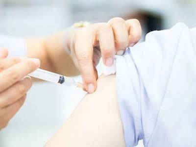 Израильский врач: опасно спешить с вакцинацией от коронавируса