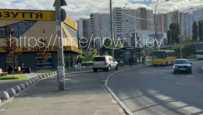В Киеве автохам рассекал по тротуару: "Вместо извинений – маты", кадры позора
