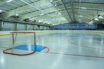Ледовые арены Вологодчины приняли первых фигуристов и хоккеистов