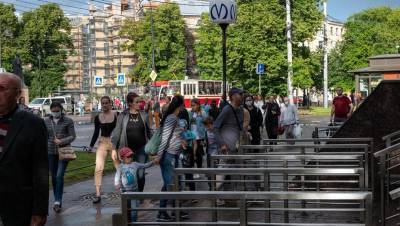В метро Петербурга образовались гигантские очереди из-за "масочных" проверок