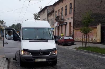 Во Львове легковушка и микроавтобус наехали на женщину-пешехода